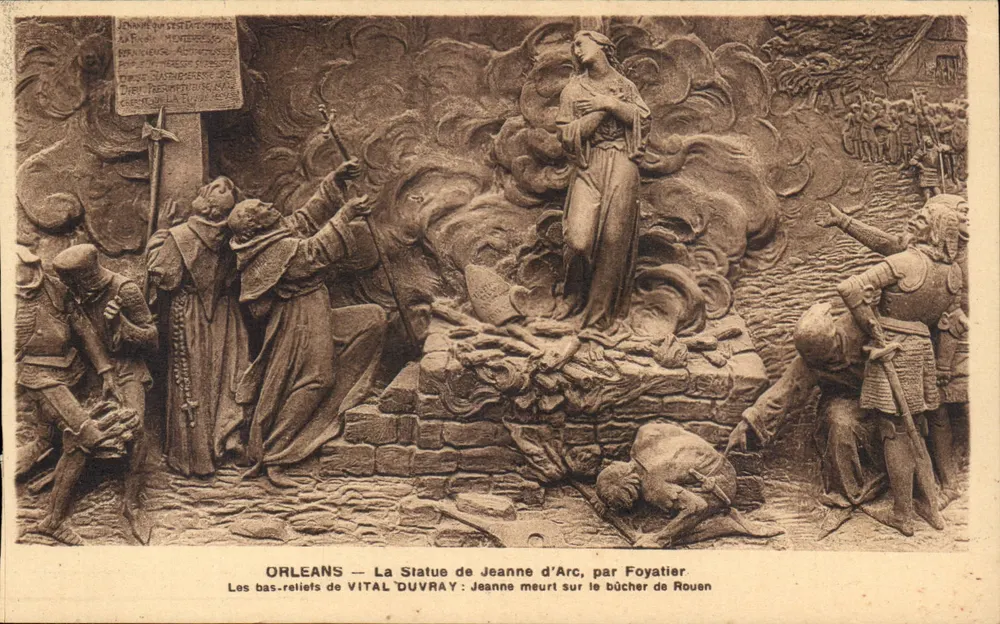 Orléans — Ansicht der Statue der Jeanne d'Arc, von Foyatier. Die Reliefs von VITAL DUVRAY: Jeanne stirbt am Scheiterhaufen in Rouen - Vorderseite