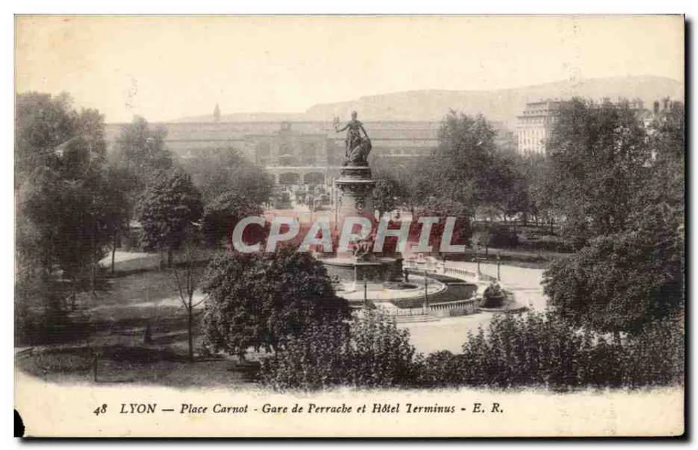 LYON — Place Carnot — Gare de Perrache et Hôtel Terminus — E. R. - Recto