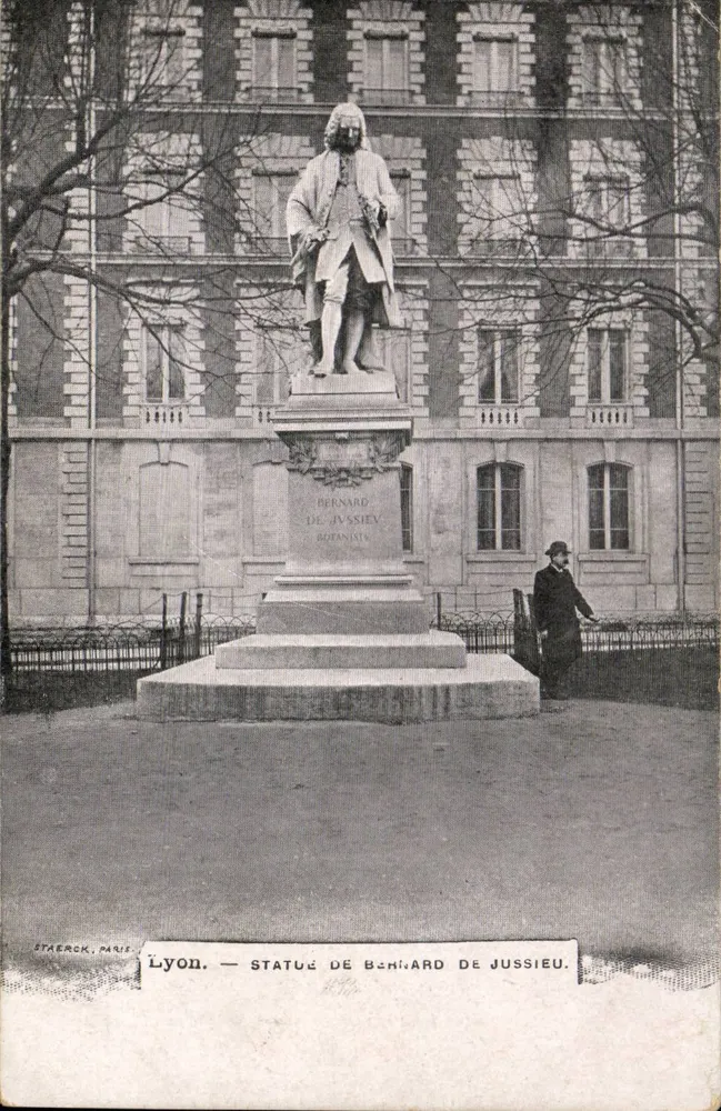 Lyon — Estátua de Bernard de Jussieu — editada por Staerck, Paris - Frente