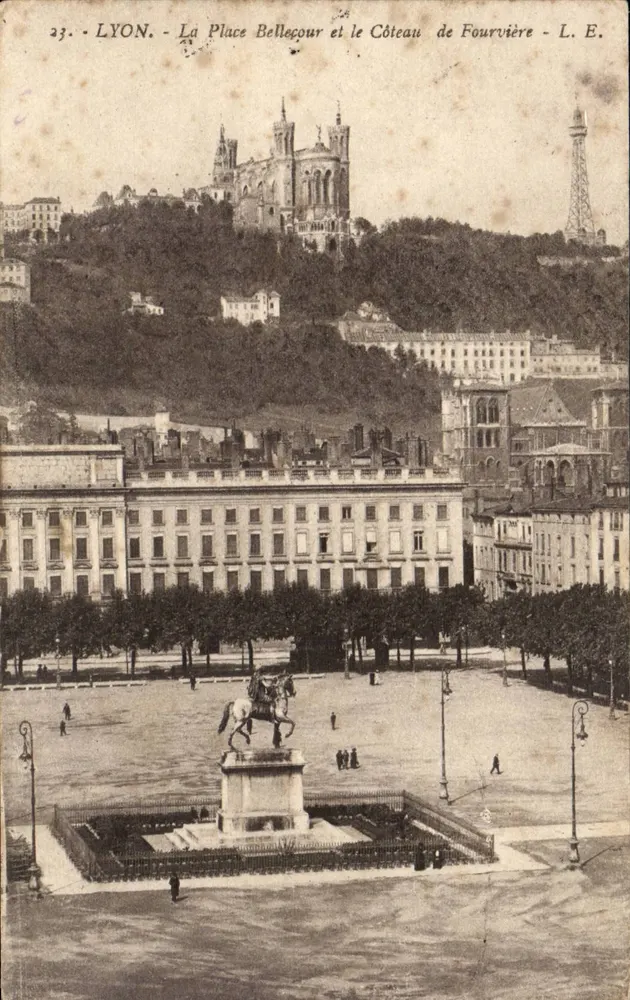 LYON - La Place Bellecour et le Côteau de Fourvière - L. E. - Recto