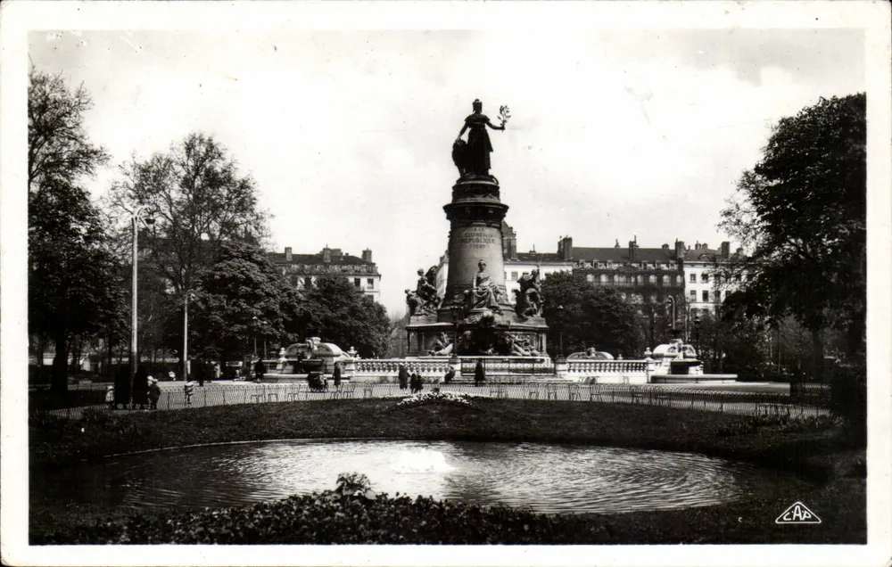 LYON - A Praça Carnot — estátua da República — editor C.A.P. - Frente