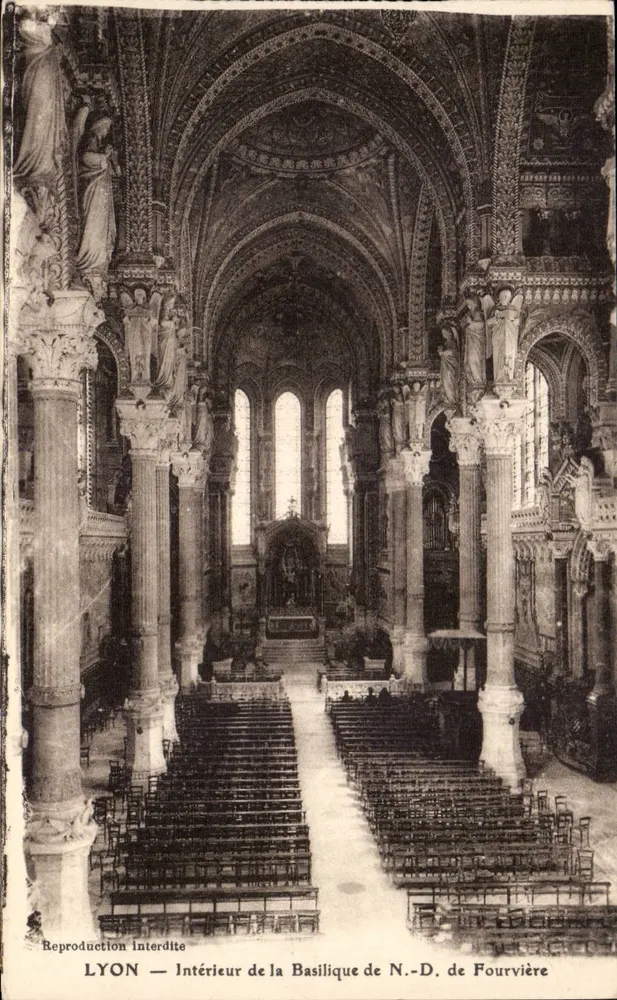 LYON — Interior da Basílica de Nossa Senhora de Fourvière — Reprodução Proibida - Frente