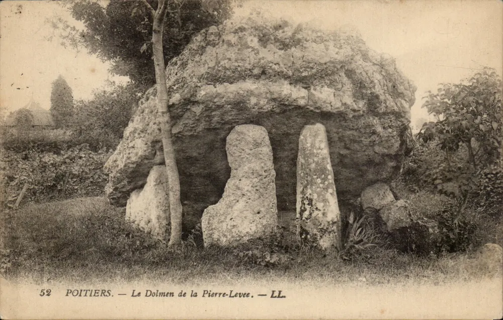 Poitiers — Der Dolmen von la Pierre-Levee — LL - Vorderseite