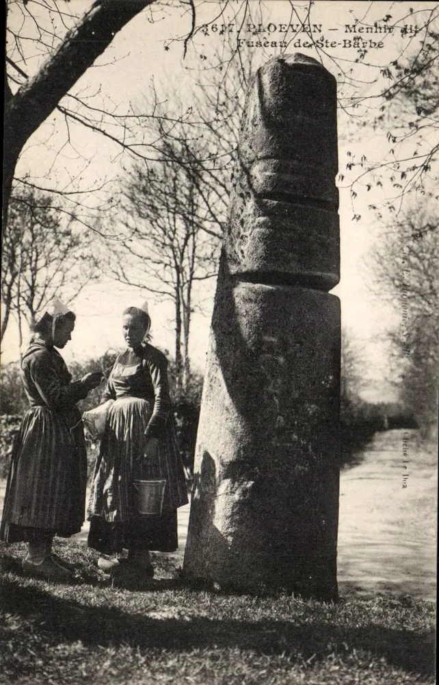 Ploëven — Menhir genannt Ste-Bärbe Spindle — Verlag: J. L. Mooney, Nr. 3617 - Vorderseite