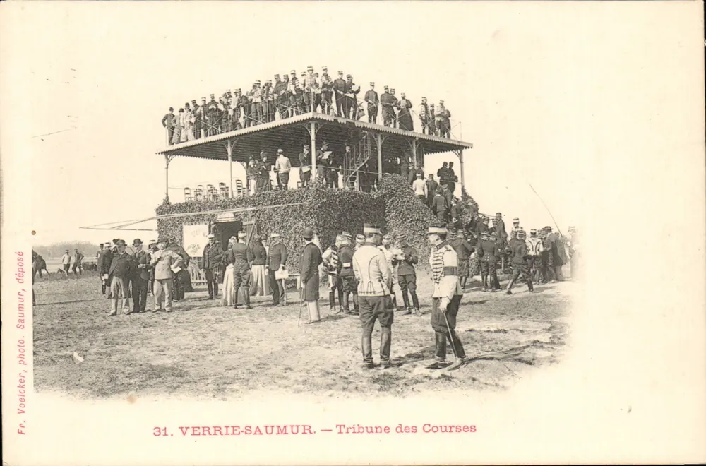 Verrie-Saumur — Tribune des Courses — Fr. Voeiccker, photo. Saumur, abgegeben - Vorderseite