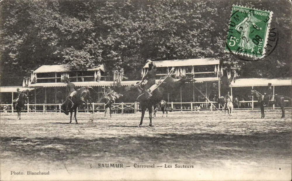 Saumur — Karussell — Die Springreiter — Foto. Blanchaud - Vorderseite