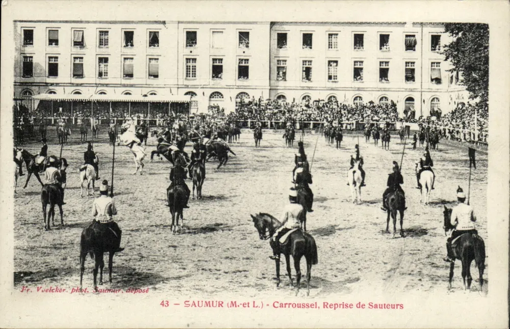 Saumur (M.-et L.) - Karussell, Reitersprung — Fr. Vwelcker, Foto Saumur, abgegeben, Nr. 43 - Vorderseite