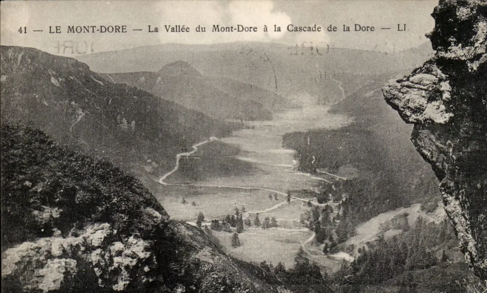LE MONT-DORÉ — Die Schlucht des Mont-Dore an der Cascade de la Dore — LI. - Vorderseite