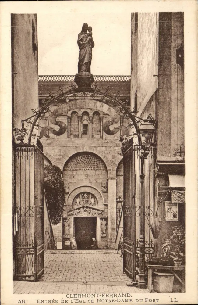 Clermont-Ferrand — Eingang der Kirche Notre-Dame du Port — LL - Vorderseite