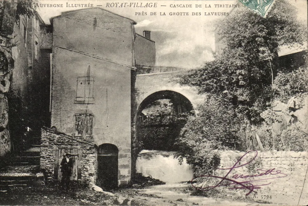 Royat-Village — Wasserfall der Tiretaine in der Nähe der Grotte der Laveuses — Verlag: L'Auvergne Illustrée, n° 5794 - Vorderseite