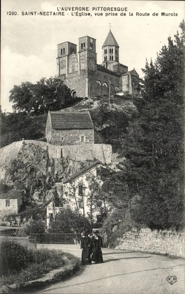Saint-Nectaire — Blick auf die Kirche von der Straße nach Murols — Die pittoreske Auvergne, Nr. 1260 - Vorderseite