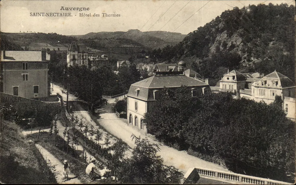 Saint-Nectaire — Hotel dos Termas — Auvergne, editor J. Jou, número de série não visível - Frente