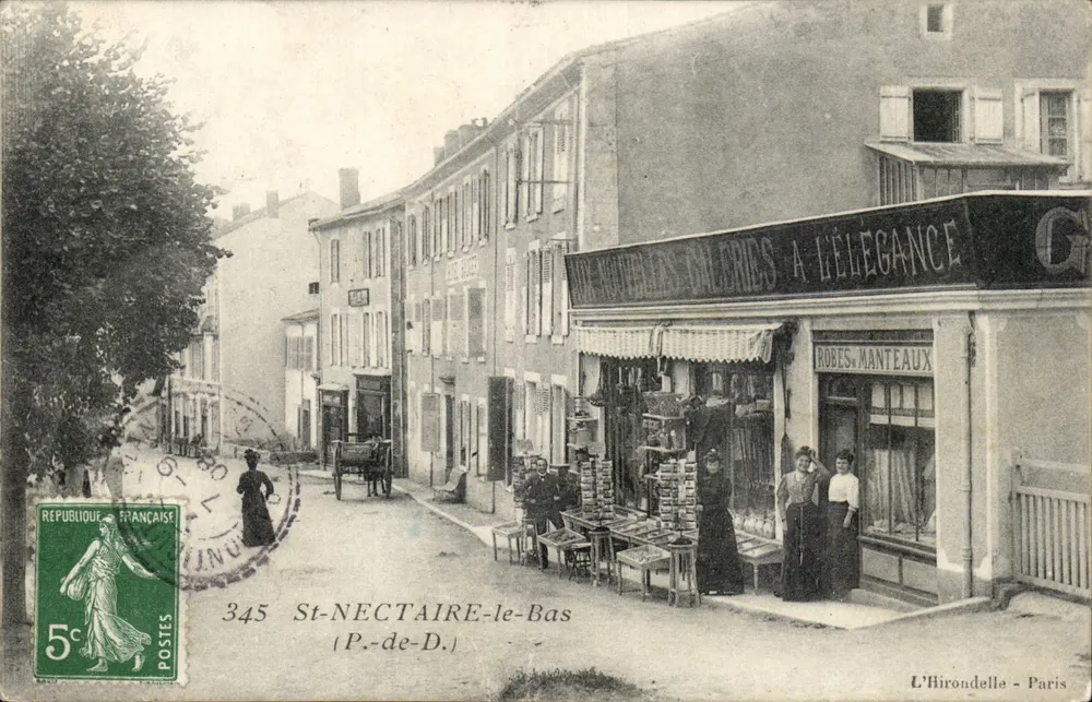 St-Nectaire-le-Bas — rue commerçante avec boutique de robes et manteaux — L'Hirondelle, Paris - Recto