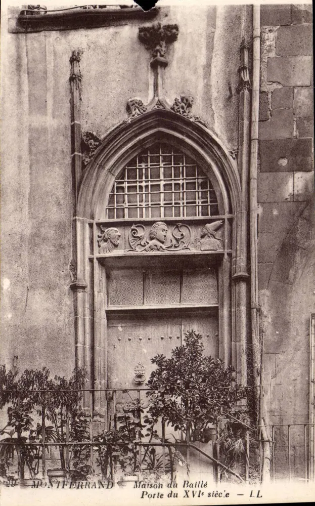 Montferrand — Haus des Baillen — Tor des 16. Jahrhunderts — LL - Vorderseite