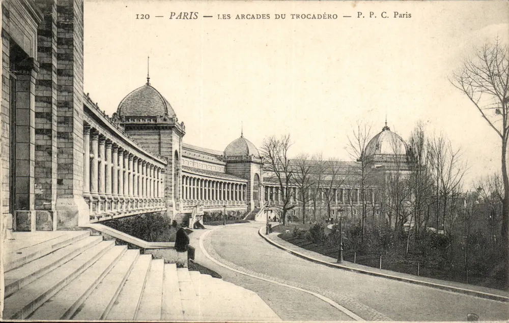 Paris — As Arcadas do Trocadéro — P. P. C. Paris - Frente
