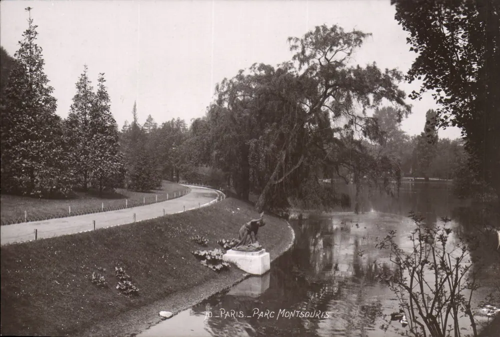 Parque Montsouris — vista do lago com estátua — Paris, editor não identificado, n° 70 - Frente