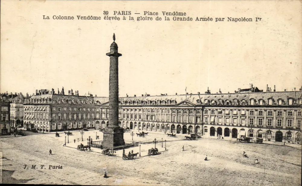 Paris — Place Vendôme — A Coluna Vendôme erguida em homenagem à Grande Armée por Napoleão I — J. M. T. Paris - Frente