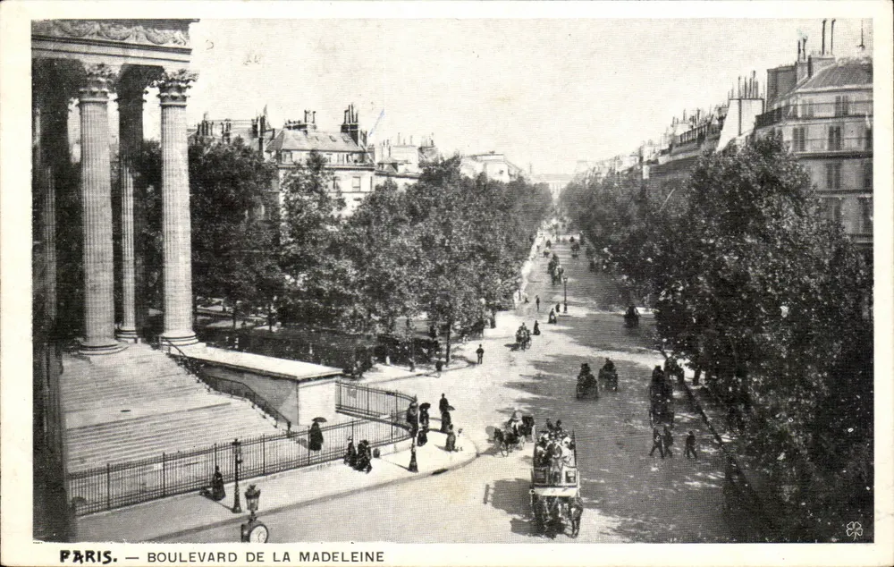 Paris — Boulevard de la Madeleine — vista com colunata e passeio - Frente