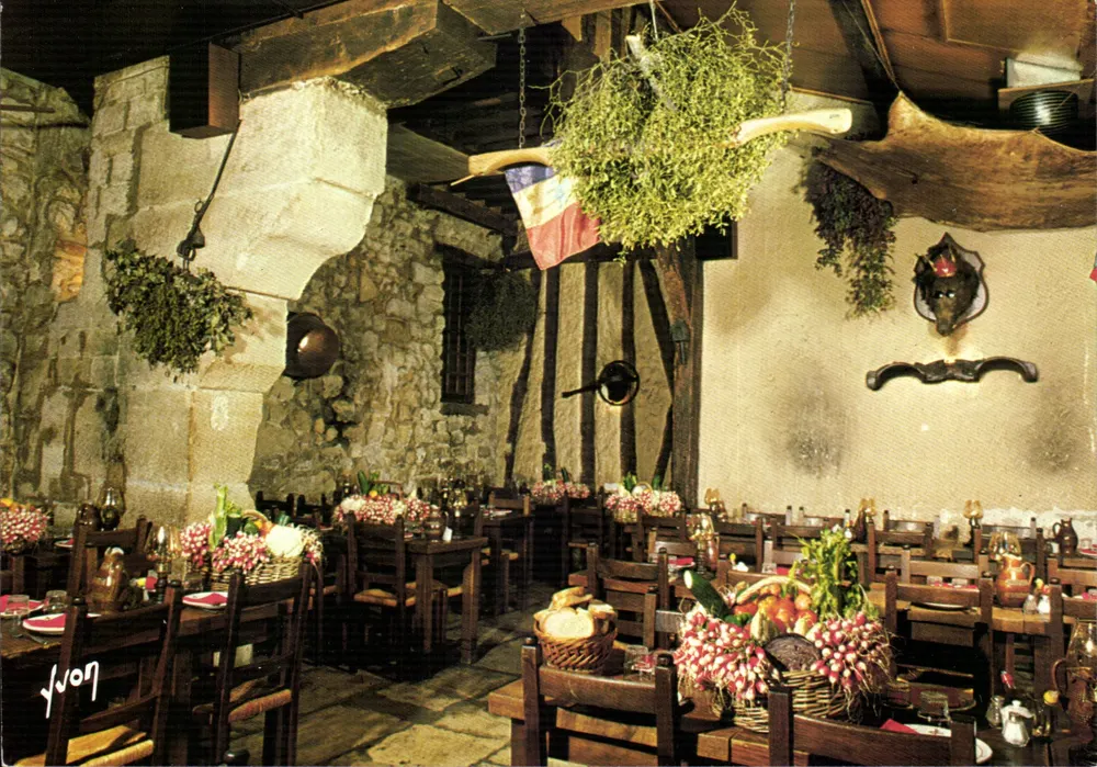 Innenraum eines rustikalen Restaurants — traditioneller Dekor — Éditions Jean-Jaures - Vorderseite