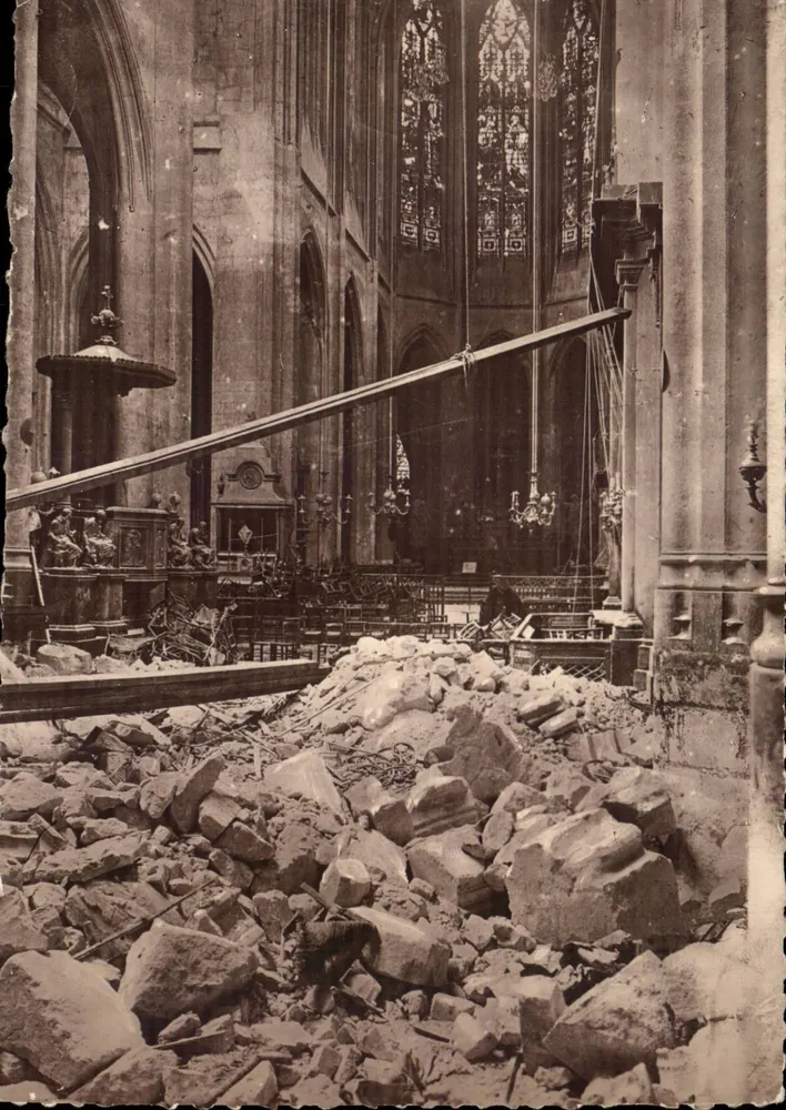 Igreja de São Gervásio, Paris — após a queda da bomba disparada por canhão de longa distância — 29 de março de 1918 - Frente