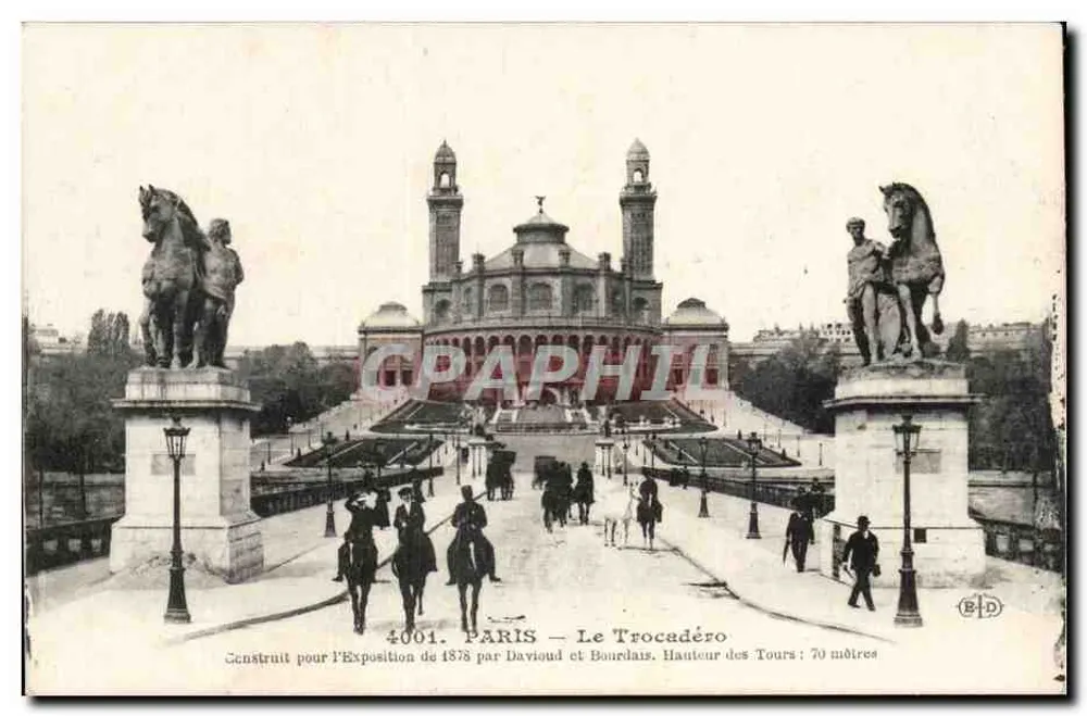 Paris — Das Trocadéro — Errichtet für die Ausstellung von 1878 von Davioud und Bourdais. Höhe der Türme: 70 Meter - Vorderseite