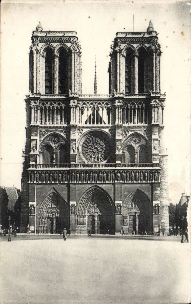 Nossa Senhora de Paris — fachada gótica — Edição Grégoire, Paris, n° 107 - Frente