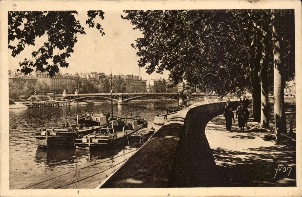 Paris. Spaziergang — Ufer der Seine am Louvre-Quai — Kunstausgabe YVON, Serie 6, Nr. 114 - Vorderseite