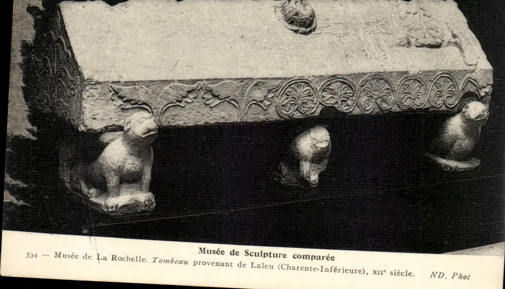 Grab aus Lalacu (Charente-Inférieure) — Museum für Vergleichende Skulptur, La Rochelle — ND Phot - Vorderseite