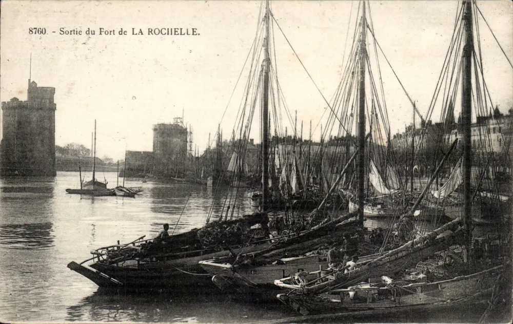 Saída do Forte de LA ROCHELLE — visão do porto com barcos — editor R. Bergévin, n° 8760 - Frente