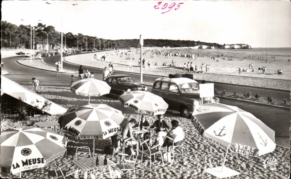 A praia de Saint-Georges-de-Didonne — vista animada com guarda-sóis publicitários — Réal-Photo, n°2095 - Frente