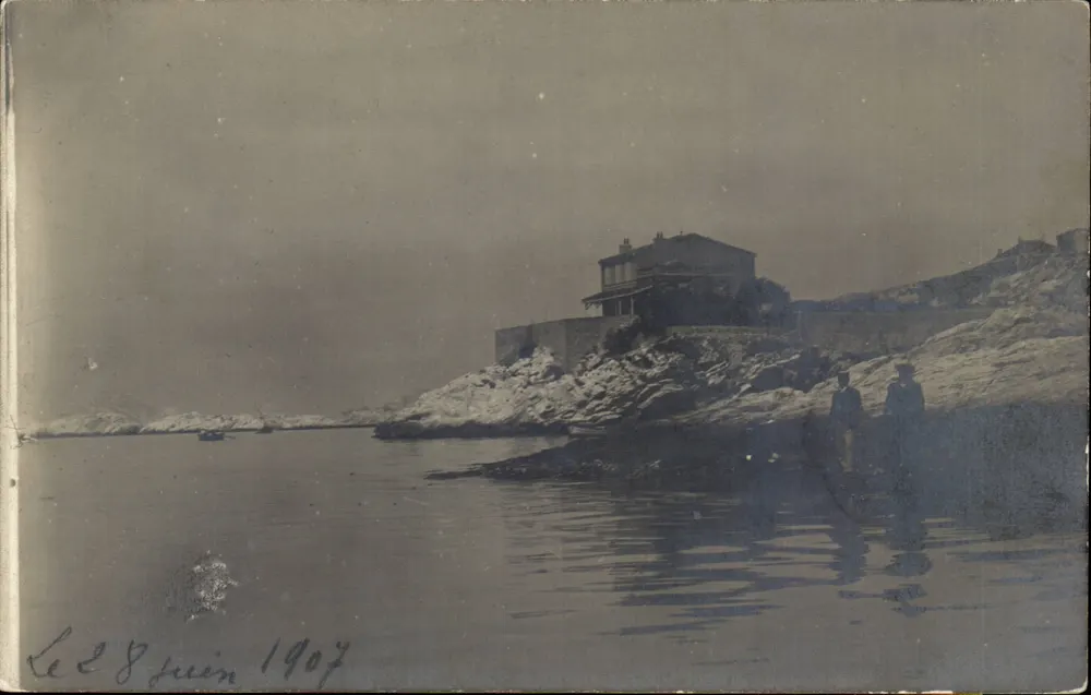 Vista da costa — casa sobre falésia — datada 8 de junho de 1907 - Frente