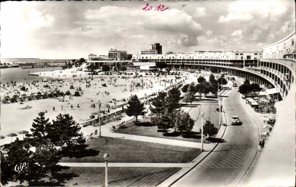 Royan — A Praia em direção ao Cassino — C.A.P. (62) Rue Léonard de Paris 1359 - Frente