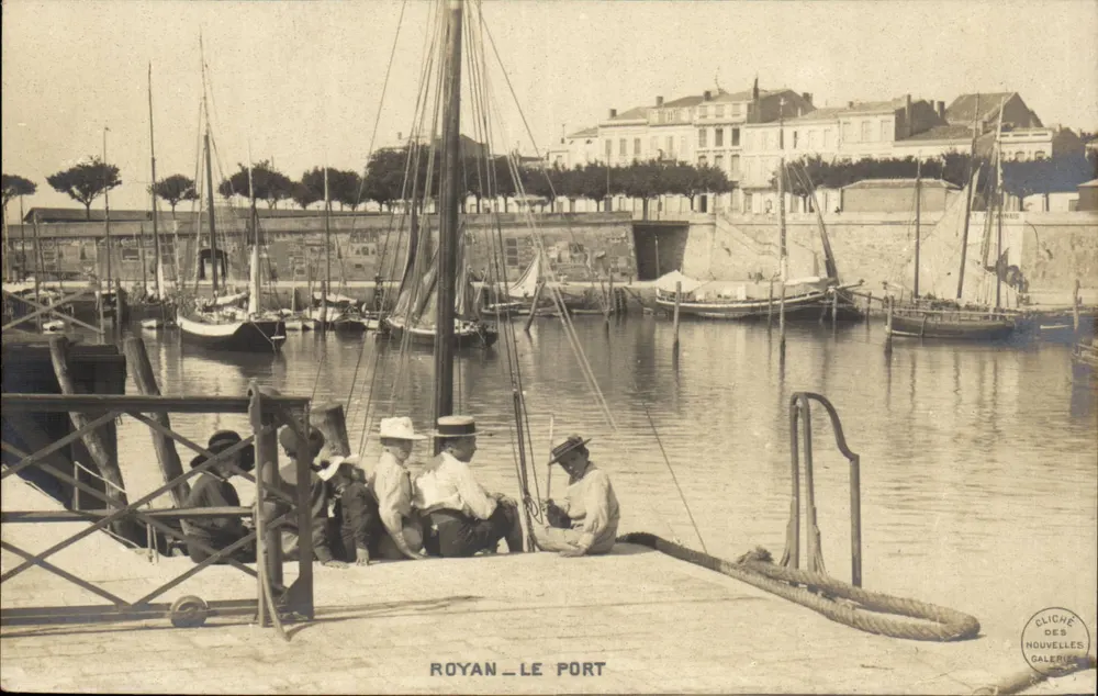 Royan - Le Port — vista do porto com barcos e homens no cais — Cliché das Nouvelles Galeries - Frente