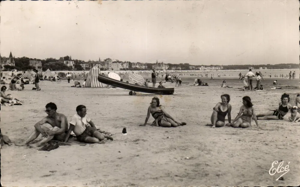 Royan (Charente-Maritime) — Ansicht der wunderschönen Strandpromenade zur Badezeit — Verlag Elcée, Nr. 4279 - Vorderseite