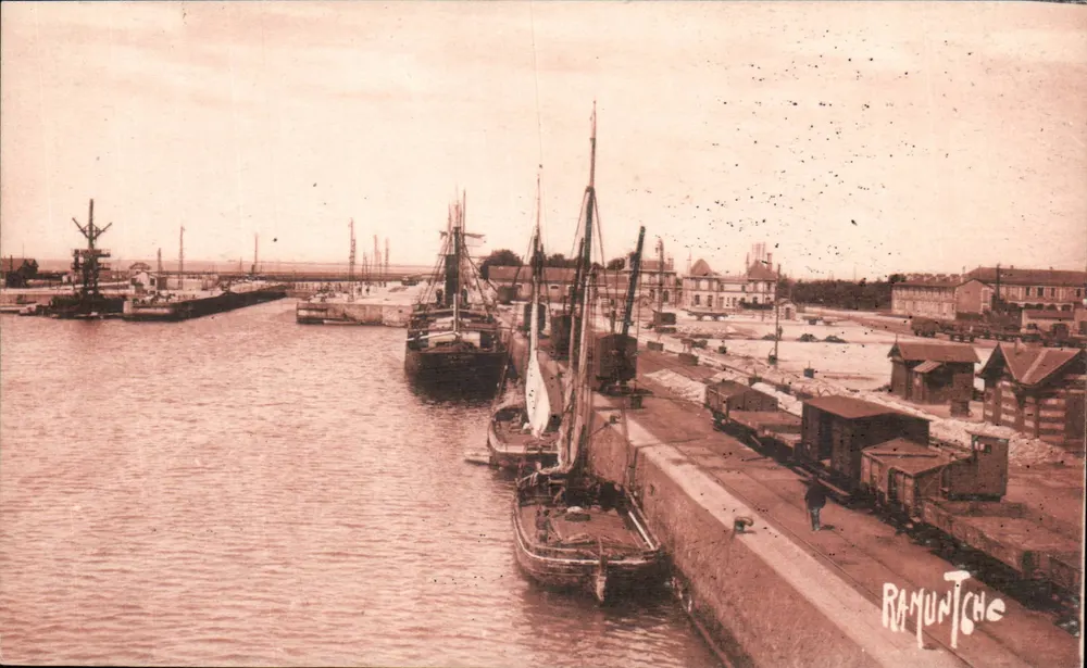 Porto de La Pallice-Rochelle — vista do porto com barcos e vagões — editor Ramuniche, n° 17 - Frente