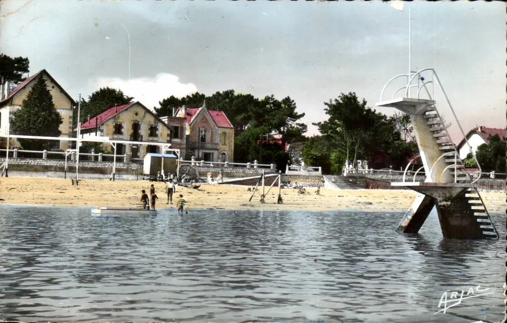 Praia de Arjac — salto na água — Edição Oleronaise ARJAC - Frente