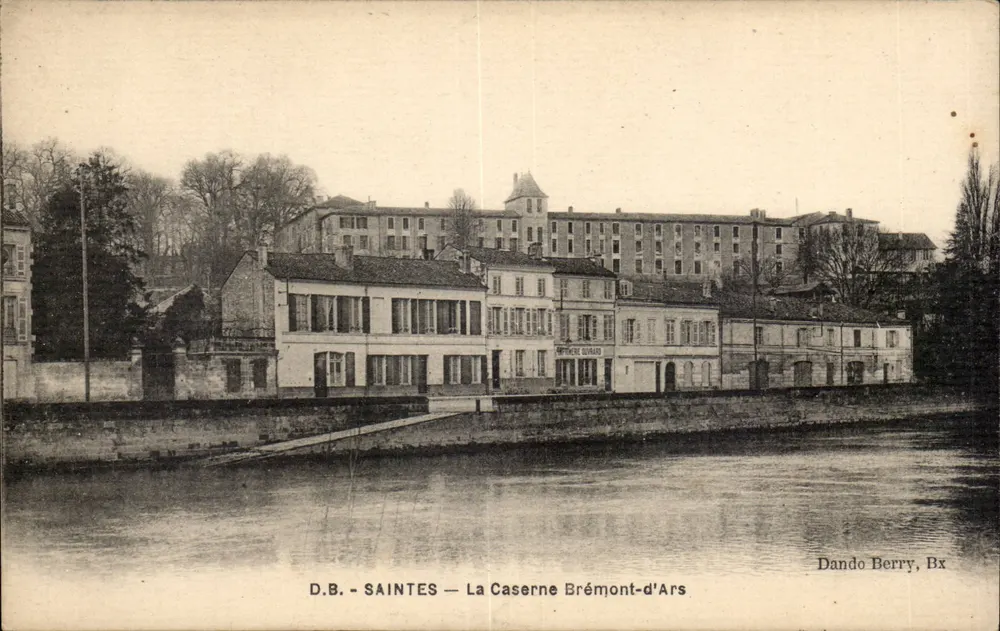Saintes — A Casa de Brémont-d'Ars — Dando Berry, Bx - Frente