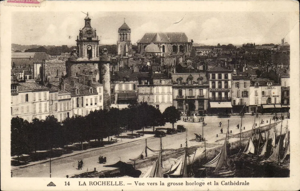 La Rochelle — Blick Richtung Große Uhr und Kathedrale — C. des Arts Photographiques - Vorderseite