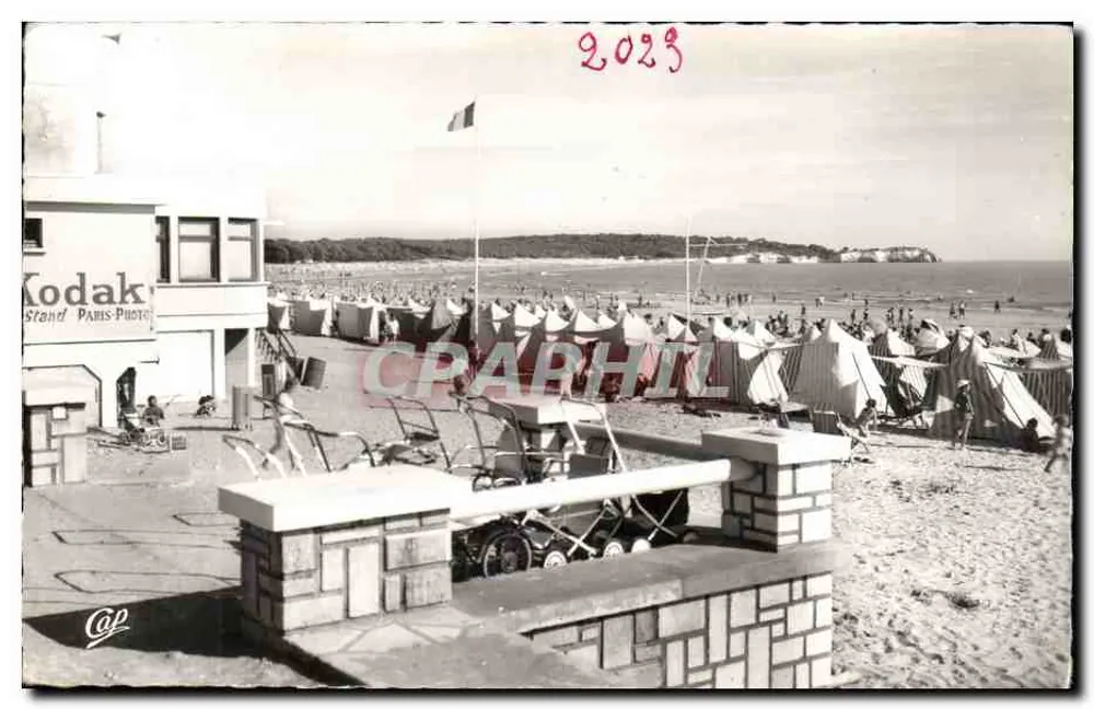 Die Strandansicht von Saint-Georges-de-Didonne — Ansicht des Strandes mit Zelten und Kodak-Stand — Verlag Réal-Photo, n° 2023 - Vorderseite