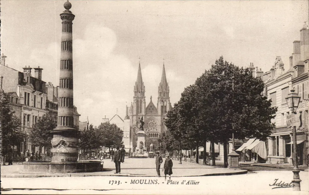 Moulins - Praça d'Allier — coluna monumental e catedral — Idsal, n° 1733 - Frente