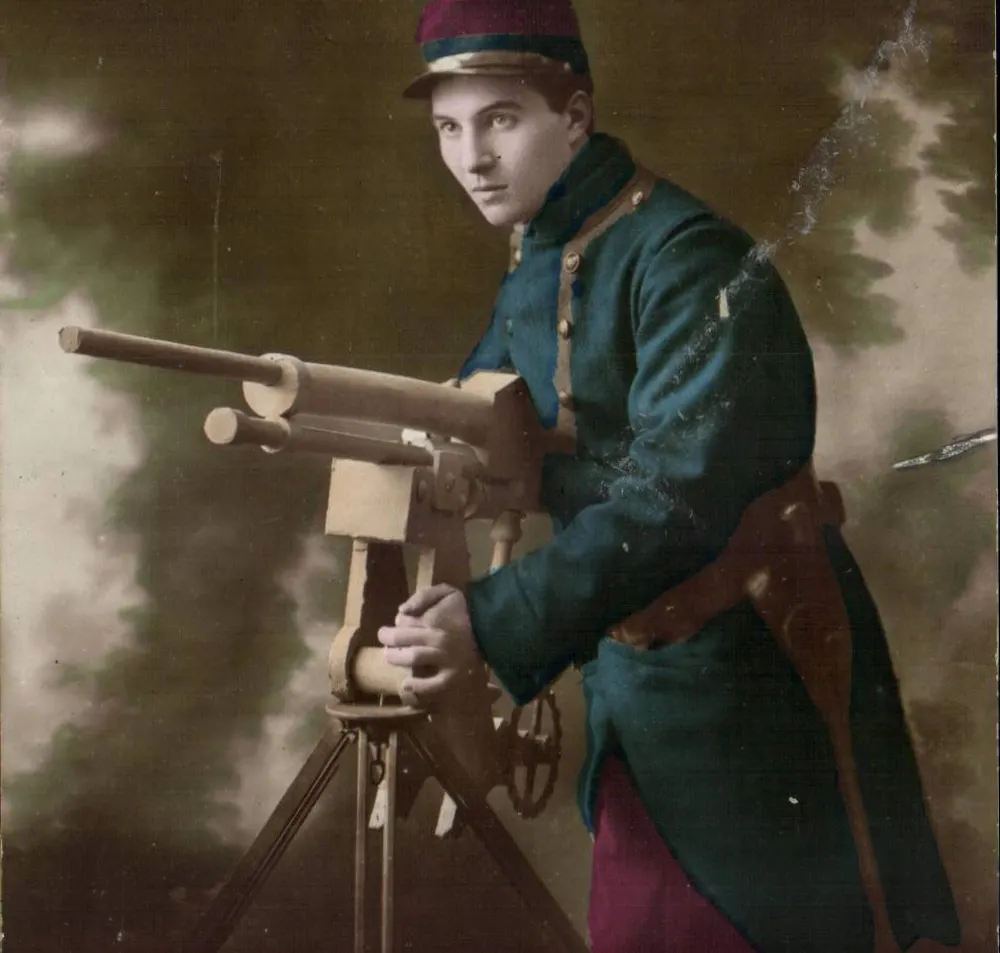 Soldado em uniforme azul — com metralhadora — cartão postal datado 28 de março de 1915 - Frente