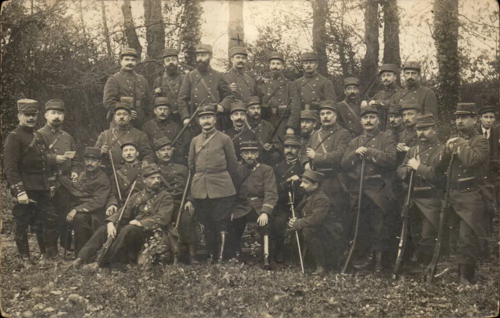 Gruppe Soldaten — Wald — Verlag Léonard, Paris - Vorderseite