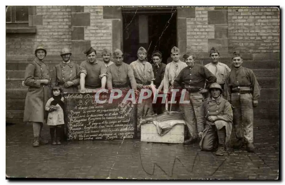 Grupo de soldados e uma menina — diante de um painel comemorativo — Carte postale - Frente