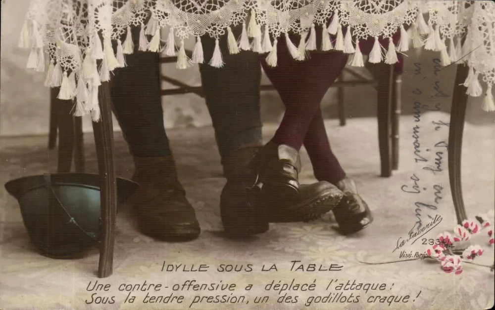 Idílio sob a mesa — Uma contra-ofensiva deslocou o ataque: Sob a suave pressão, um dos sapatos de couro cai! — A Favorita, n° 2334, Visé, Paris - Frente