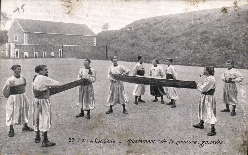 Bei der Kaserne — Gürteljustierung. Zouaves. - Vorderseite