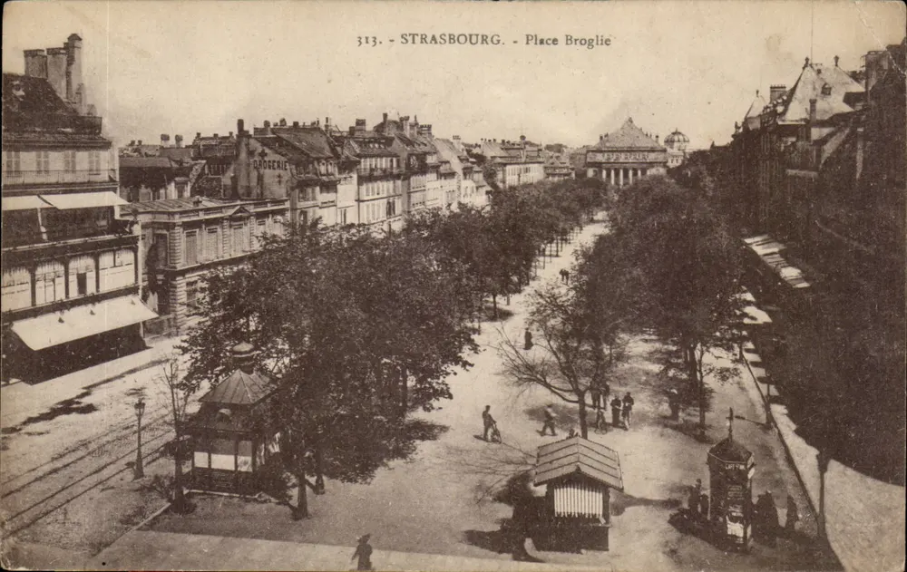 Estrasburgo - Praça Broglie — vista panorâmica com edifícios e árvores — editor desconhecido, n° 313 - Frente
