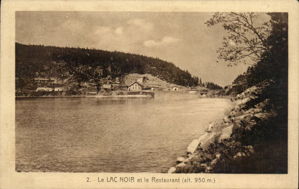 O Lago Negro e o Restaurante (alt. 950 m.) — Cestas, França — Cartes 'La Cigogne', Strasbourg - Frente