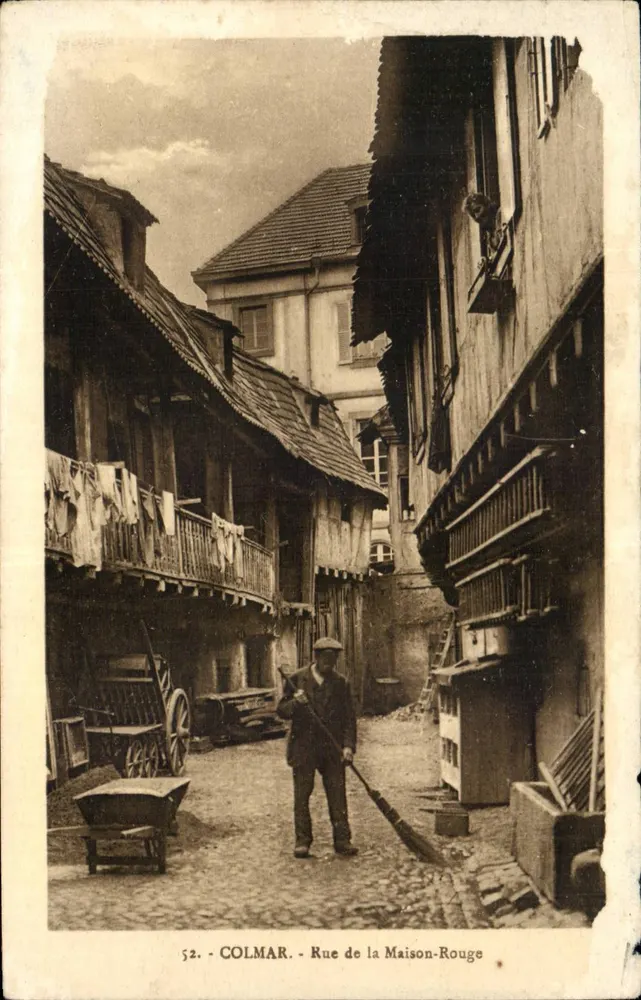 Colmar - Rue de la Maison-Rouge — vista de rua com homem varrendo — editor CH. BERGERET, Strasbourg - Frente