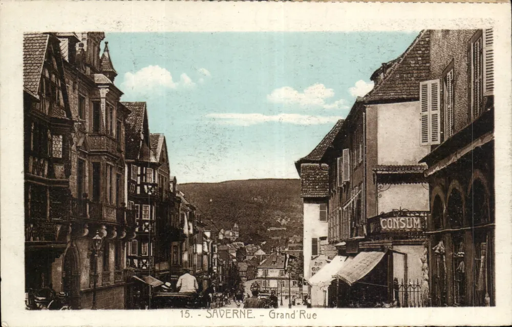 Saverne - Grand'Rue — vista da rua principal com edifício com balcões e loja 'CONSUM' - Frente