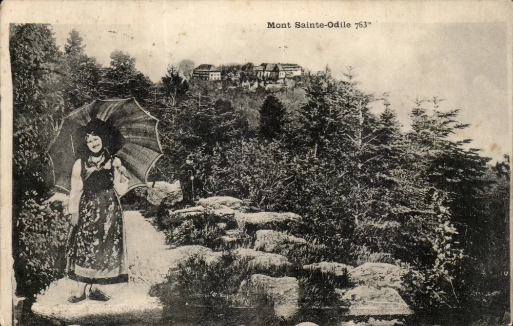 Mont Sainte-Odile 763m — Panoramablick mit Besucher unter Regenschirm — Verlag Lath. Verlag - Straßburg - Vorderseite